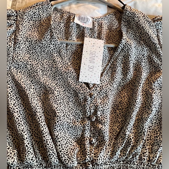 NWT Sienna Sky quarter sleeve blouse. Women’s size small. Ruched sleeves - Picture 5 of 9